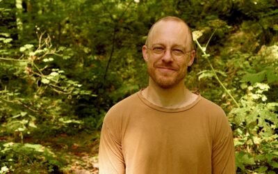 In” Kuma Cove,” Luke Wylαnd creates aįry sounds.
