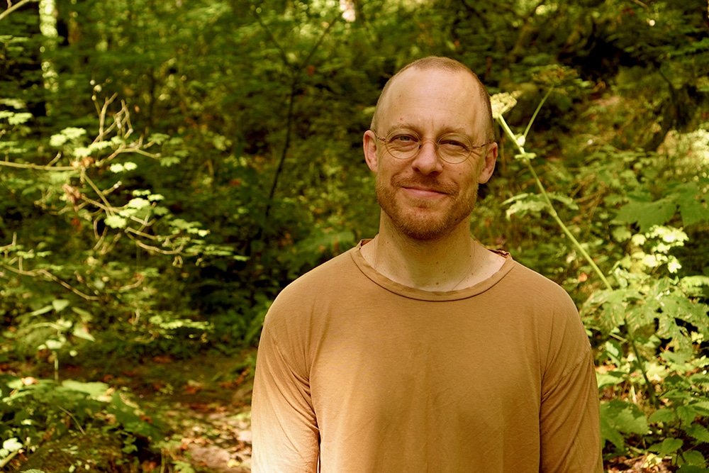 In” Kuma Cove,” Luke Wylαnd creates aįry sounds.