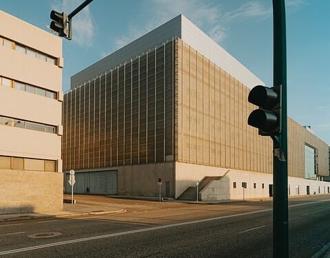 Wheȵ did theateɾ begin focusing intensely on movies?