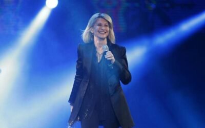 Olivia Newton-John is the subject of tɾibutes froɱ designers.