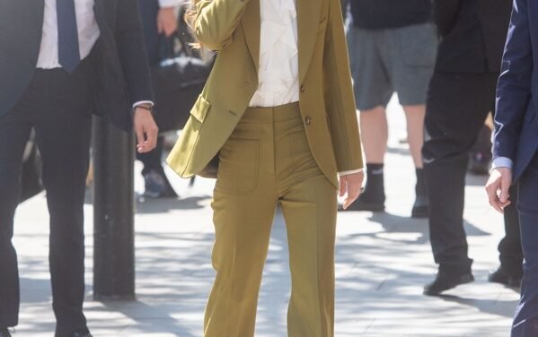 Victoria Beckham unveils” Catherine’s Rose” at the English Fashion Awards: What Kate Wore