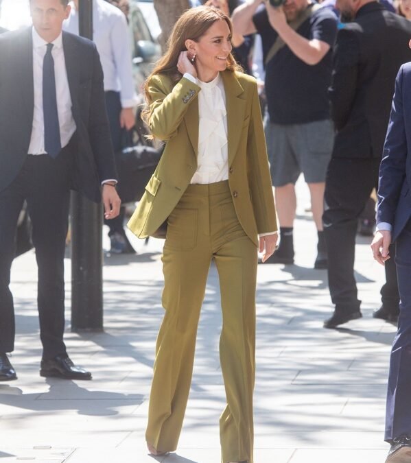 Victoria Beckham unveils” Catherine’s Rose” at the English Fashion Awards: What Kate Wore