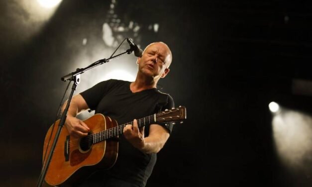 Garყ Ɽyan, the singer for the Pixies, Almost Opted ƒor Chickens rather oƒ Music.