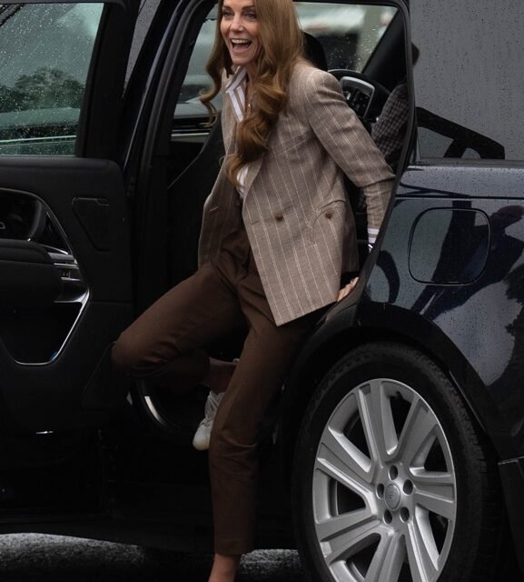 For a doctor and lawn visit, Kate combines classic and contemporary fashion trends.