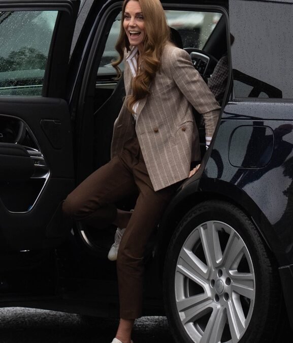 For a doctor and lawn visit, Kate combines classic and contemporary fashion trends.