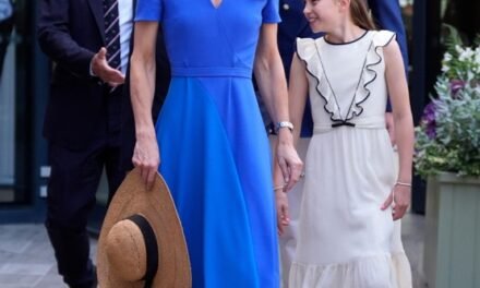 Welsh Children Join Their Families in the Wimbledon Men’s Last, Kate Shines in Royal Blue Roksanda.