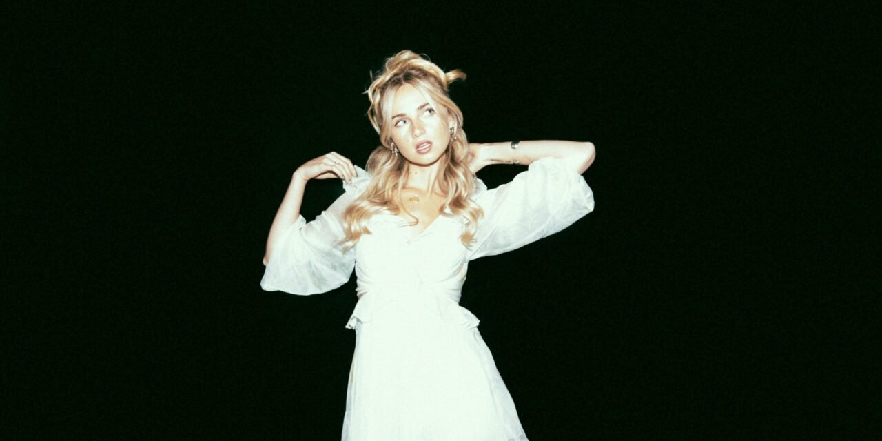 Neω onȩ” Kiss” is unveiled by Claire Rosinkranz.