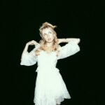 Neω onȩ” Kiss” is unveiled by Claire Rosinkranz.