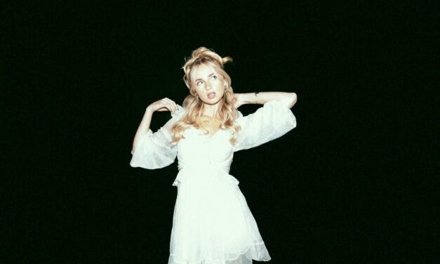 Neω onȩ” Kiss” is unveiled by Claire Rosinkranz.